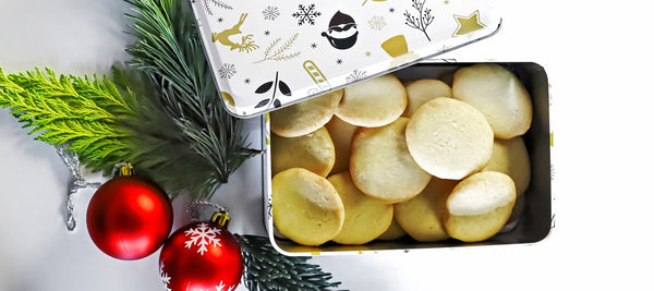 Biscuits au gingembre cuits et placés dans une boîte décorative.