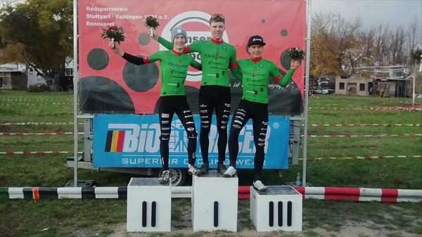 L'équipe cycliste Heizomat powered by Kloster Kitchen sur le podium : première place, deuxième place et troisième place 