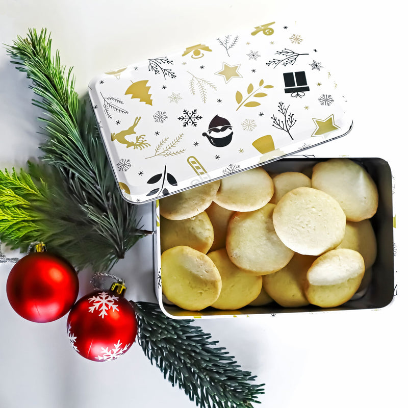 DIYs de Noël : biscuits au gingembre dans une boîte de Noël et à côté, de la décoration 