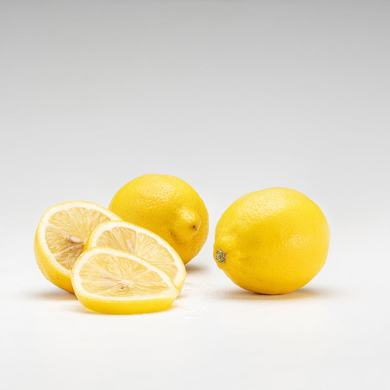 Ingrédient du shot de gingembre classique : un citron et quelques tranches d'un citron.