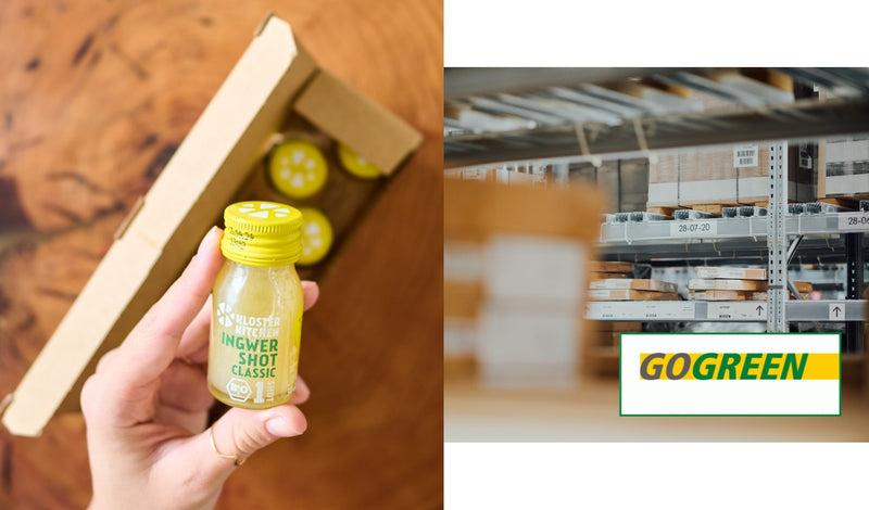 Durabilité Expédition climatiquement neutre : paquet de shot de gingembre, à côté d'un entrepôt de la poste avec le logo DHL Go Green.