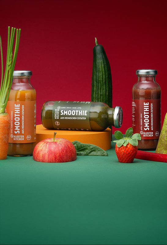 Kloster Kitchen Smoothies à base d'ingrédients locaux : Les smoothies sont présentés côte à côte avec les ingrédients locaux.