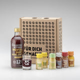 (Produktübersicht Box): Kloster Kitchen Adventsbox „Für dich gemacht“ mit Ingwer Shot Beere-Zimt Flasche, Schnapsglas und sechs Mini-Shots in den Sorten Classic, Lemon, Acai, Granatapfel und Kurkuma