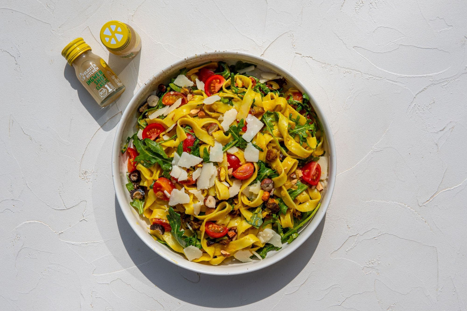 INSALATA DI PASTA AL CURRY CON DATTERI, RUCOLA E MANDORLE