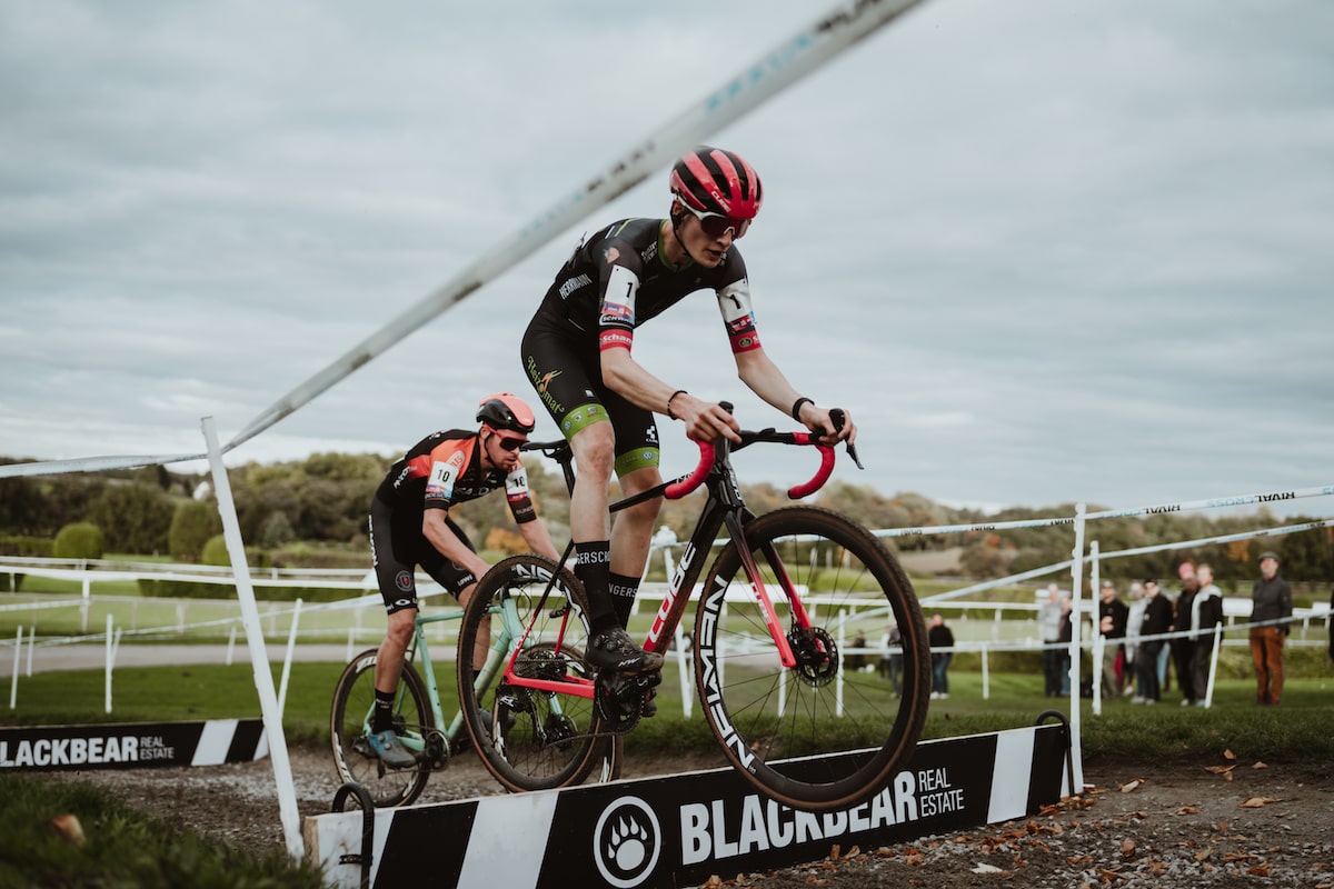 Fabian Eder - attuale secondo classificato nella Bundesliga di ciclocross - sta superando un ostacolo.