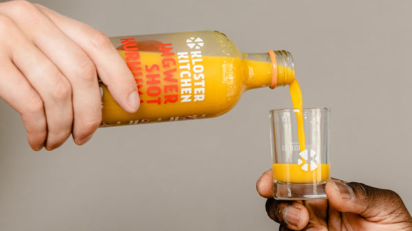 Il vincitore del premio tedesco per l'innovazione 2021, Kloster Kitchen BIGSHOT, viene riempito in un piccolo bicchiere da shot.