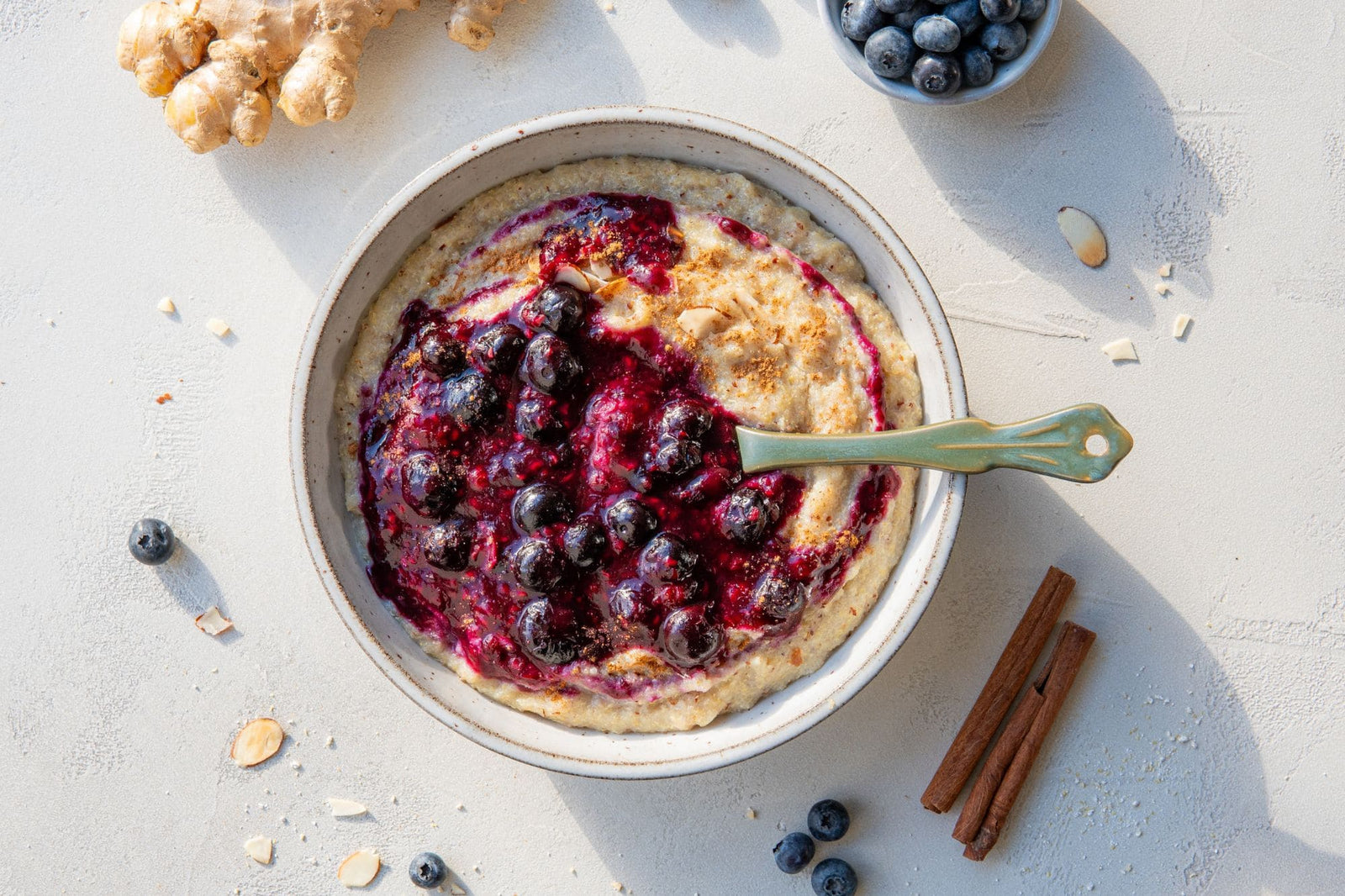 QUINOA ALMOND PORRIDGE WITH BERRY-CINNAMON COMPOTE