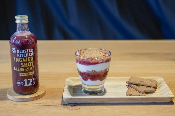 Postre en capas de bayas y canela: un sencillo postre invernal con galletas Spekulatius