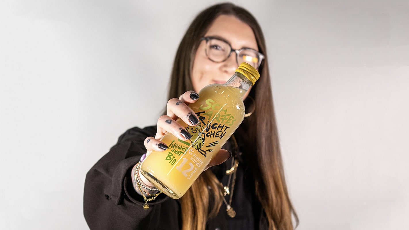 Kloster Kitchen Spring design limited edition "Hot fruit" is held by a woman to the camera.