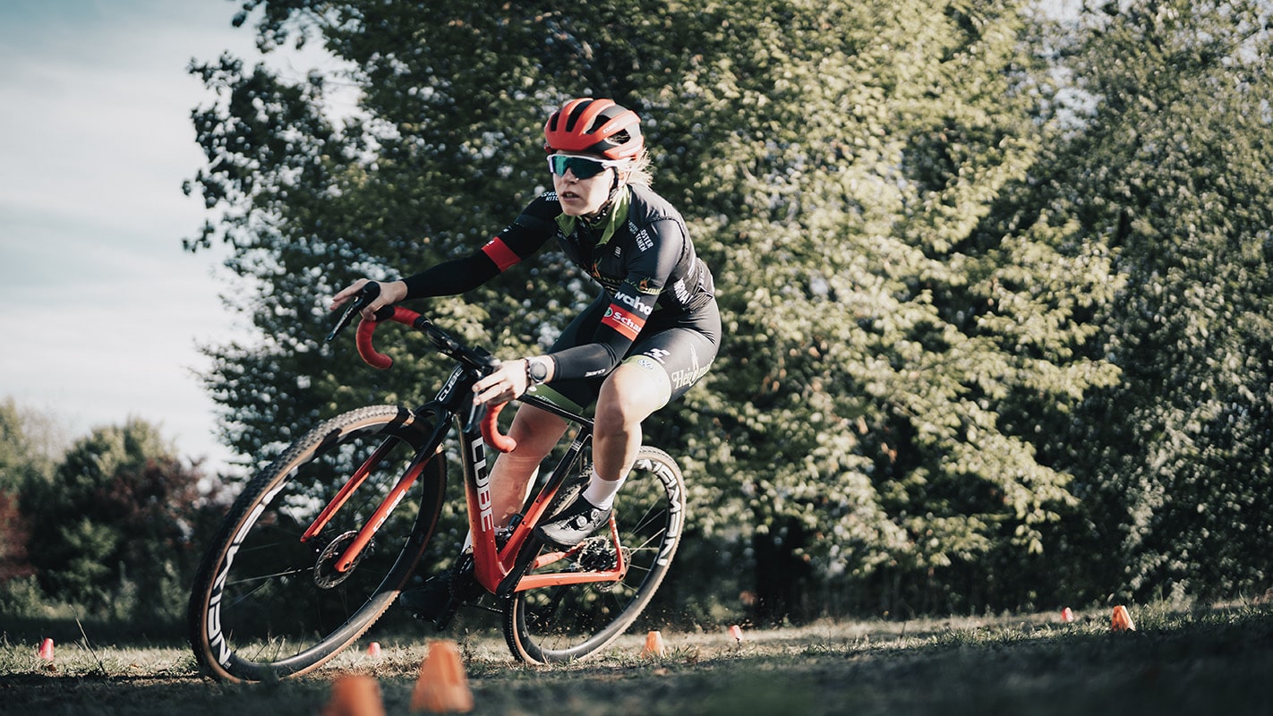 Cyclocross Fahrerin während eines Rennens