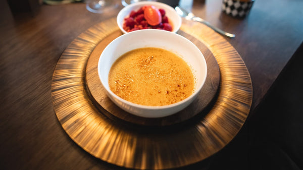 Die fertig angerichtete Ingwer Crème Brûlée mit marinierten Himbeeren.