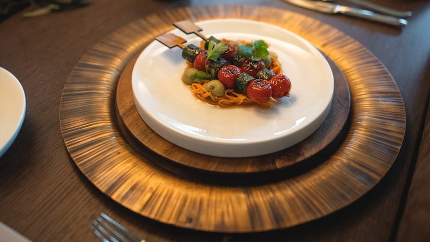 Süßkartoffelsalat mit Hühner-Garnelen Sate-Spießen schön angerichtet auf einem Teller