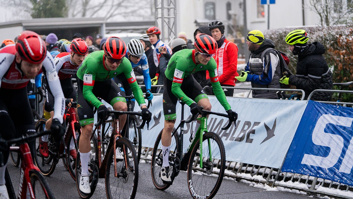 Championnat allemand de cyclo-cross. Départ de la course des moins de 23 ans. De droite à gauche : Fabian Eder, Hannes Degenkolb. 