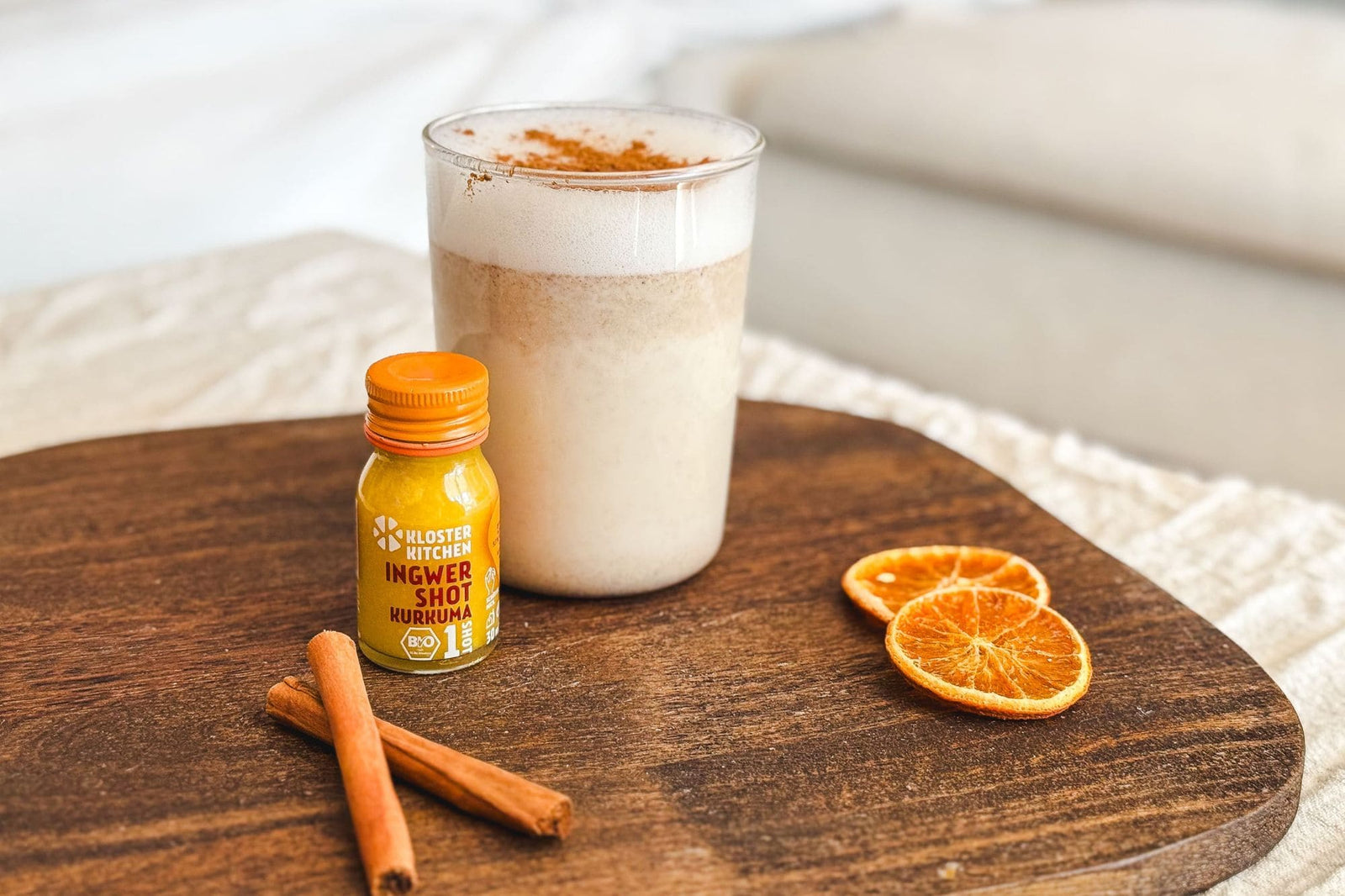 LATTE DORADO DE ESPECIAS DE CALABAZA CON CHUPITO DE JENGIBRE Y CÚRCUMA