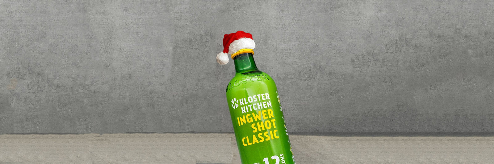Schnell gemachte Weihnachts-DIY Dekoidee: Ingwer Shot Flasche von Kloster Kitchen, die eine kleine Weihnachtsmütze trägt.