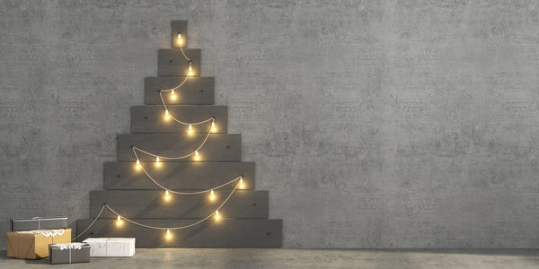 Weihnachtspräsente unter einem modernen Weihnachtsbaum