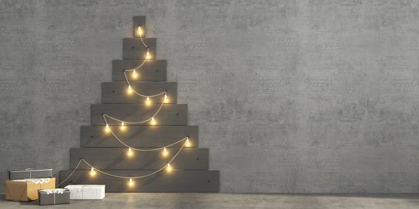 Regali di Natale sotto un moderno albero di Natale