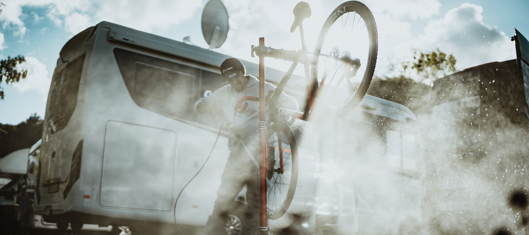 Fahrrad wird mit einem Hochdruckreiniger gereinigt. 