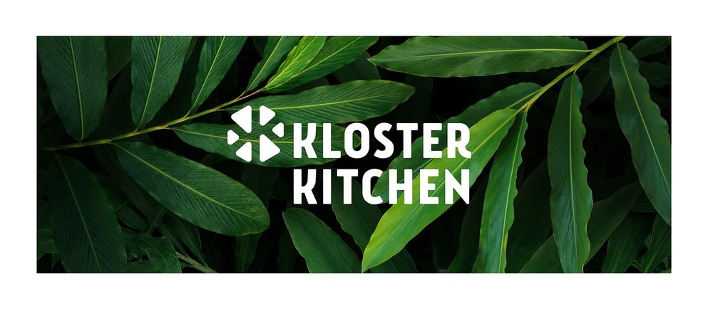 Banner zum Thema Nachhaltigkeit: Kloster Kitchen Logo auf Dschungel Hintergrund