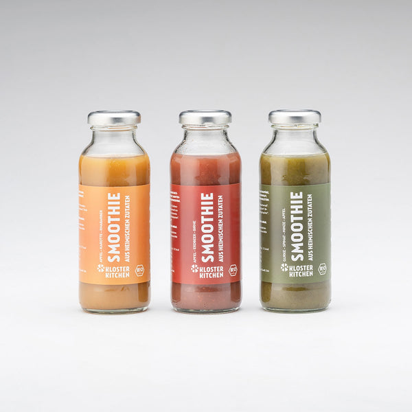 Kloster Kitchen Smoothies lined up: smoothie apple carrot rhubarb, smoothie apple strawberry pear and smoothie cucumber spinach mint apple.