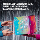 Kloster Kitchen Adventskalender in bunter Faltschachtel mit türkis-grün-pinkem Farbverlauf, silbernem Schriftzug und Bio-Siegel, wird von zwei Händen übergeben.