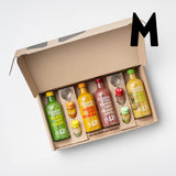 Ginger Shot tasting set M opened. You can see four iIngwer Shot bottles with 360 ml content:. One Ginger Shot Classic, one Ginger Shot Turmeric, one Ginger Shot Granatafpel and one Ginger Shot Pineapple. In addition, there is a small 30 ml bottle of each variety and two ginger shot glasses. A big M on the picture shows the size of the tasting set.