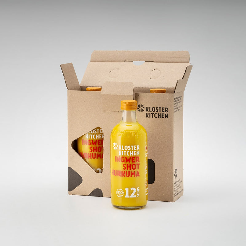 3x 12SHOTS 360 ml Ingwer Shot Kurkuma: eine der Flaschen steht vor der Verpackung, die anderen beiden Ingwer Shot Kurkuma sind noch in der Verpackung.